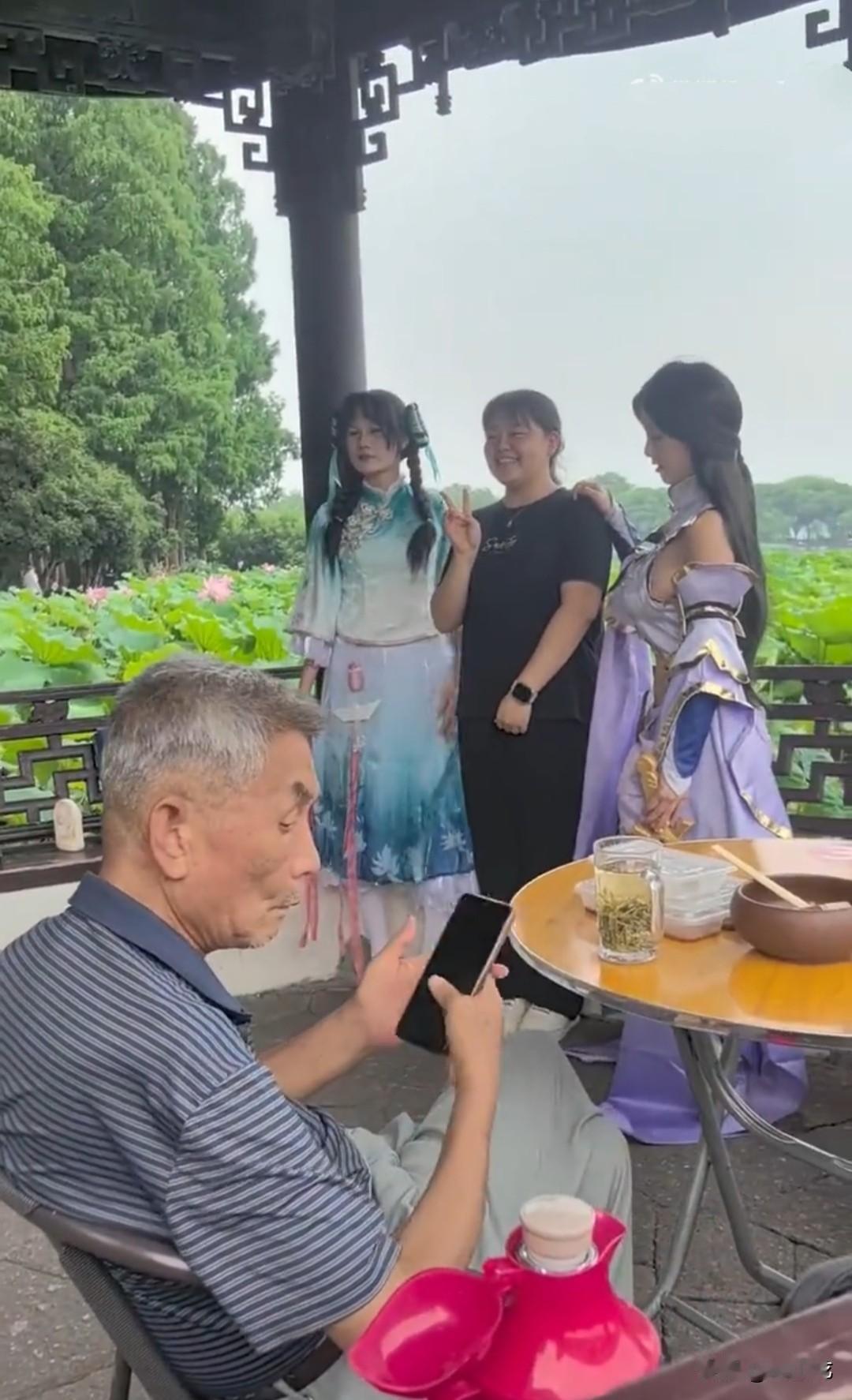 杭州西湖集贤亭，著名的网红打卡地，凉亭中出现了令网红相当扫兴的一幕。一名大爷拿