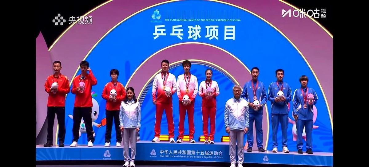 局间的时候衣服湿得贴背，林高远干脆把黑衫换成红衫，刘诗雯点头，两人心里同时松