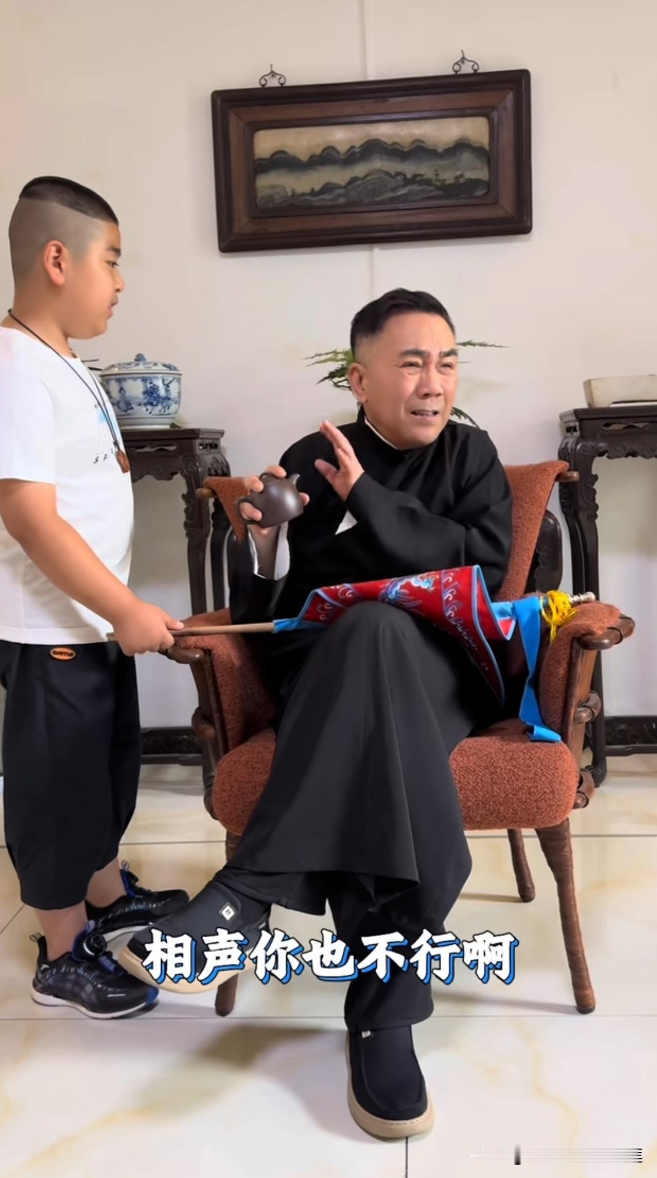 杨议疑似讽刺郭德纲？杨议对小徒弟说，相声你不行，别人不敢说的屎尿屁，你什么都