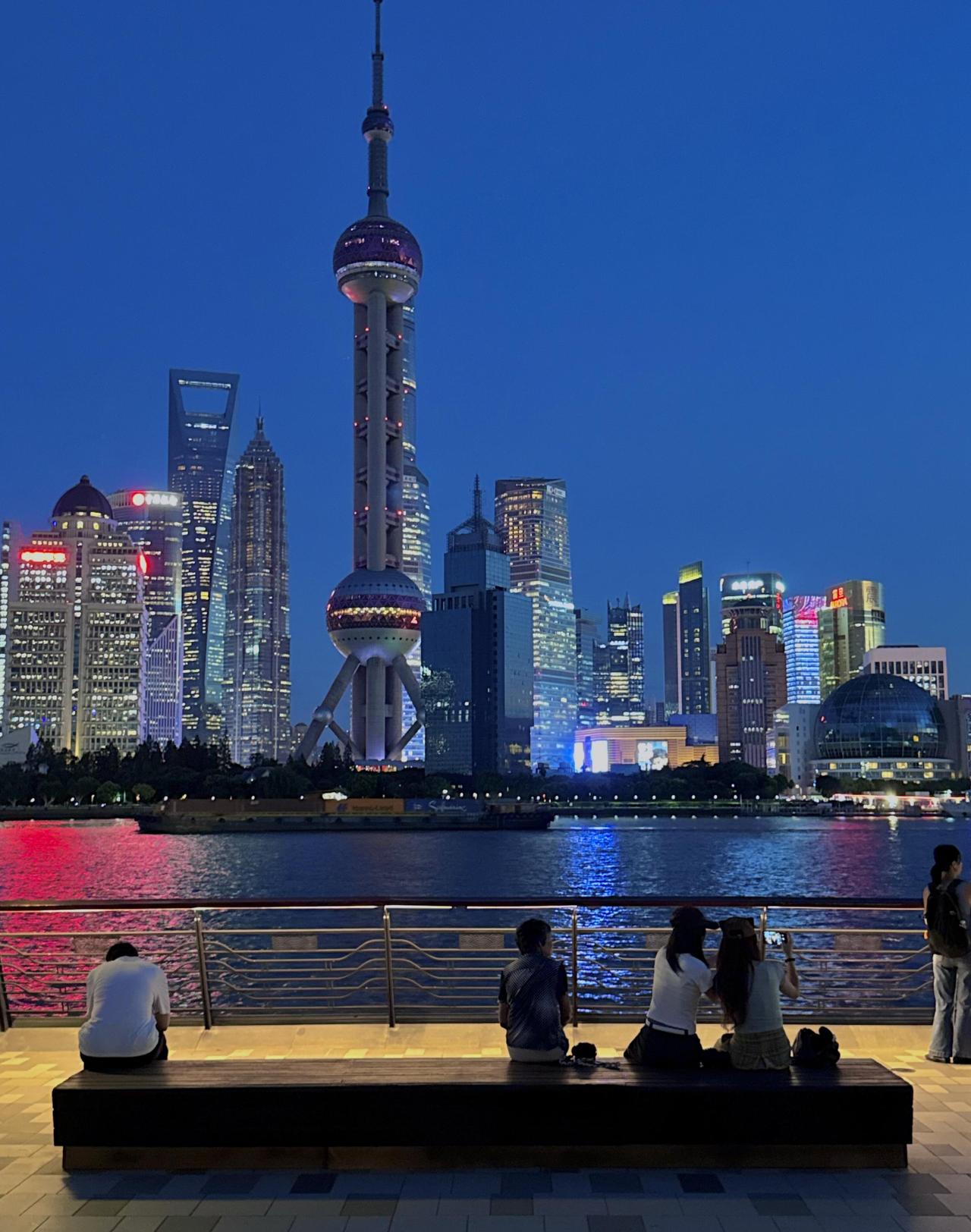 刚结束上海之行，坐在返程高铁上，心里只剩满满的落差。网上人人吹捧的魔都、东方巴黎