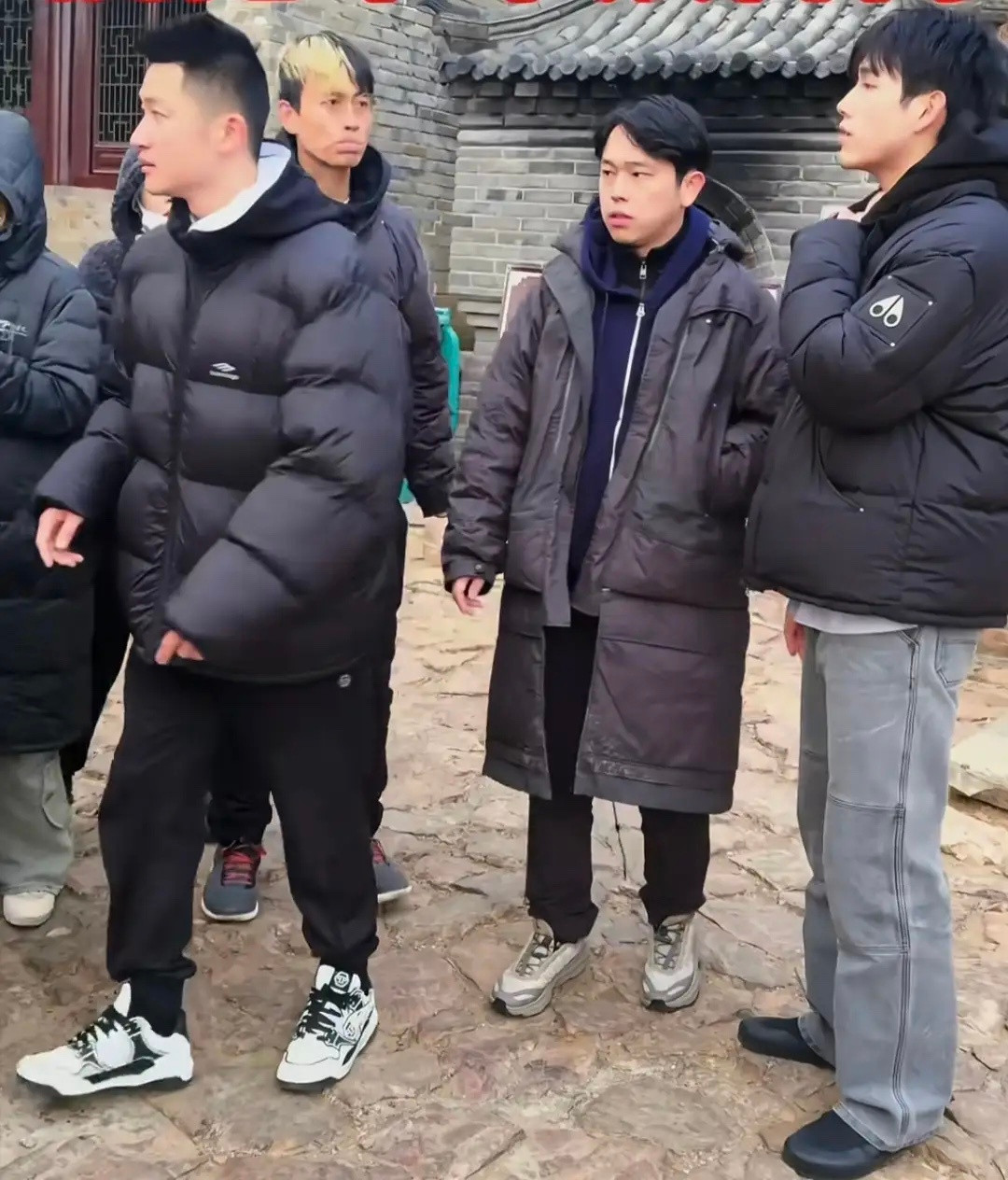 陈凯歌的27岁大儿子陈雨昂和25岁小儿子陈飞宇到大孤山祈福，兄弟俩站在一起，颜值