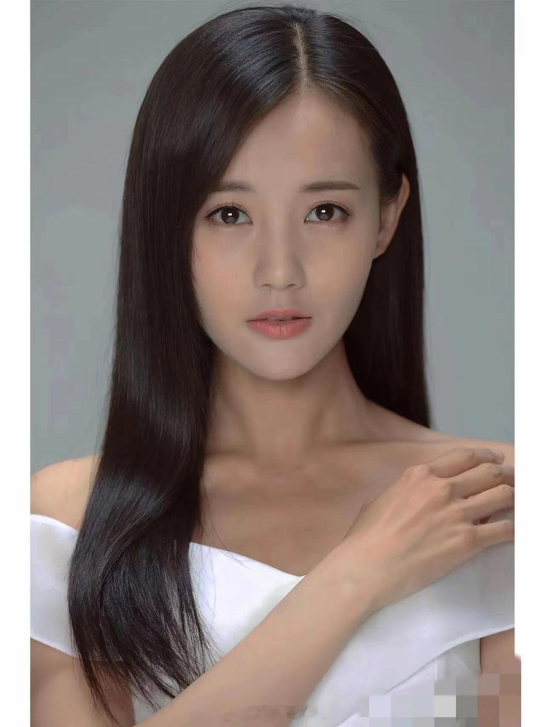 李一桐也是神奇，电视剧几乎都是女主，拍了几十部，资源好到爆，但就是不温不火​​