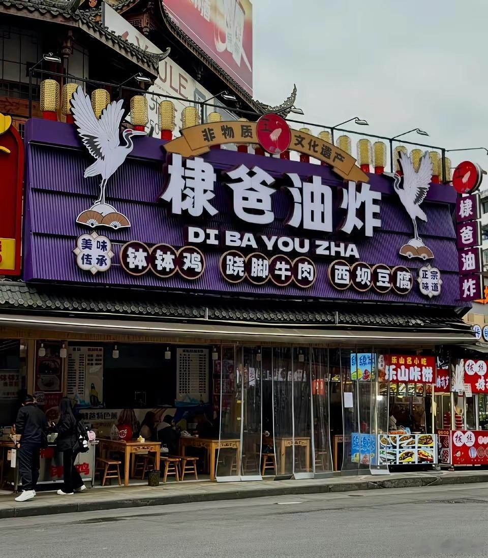 连锁反应太扎心！王鹤棣家炸串店被差评淹没，老爸营业额直接跌了四成，原因竟跟儿子综