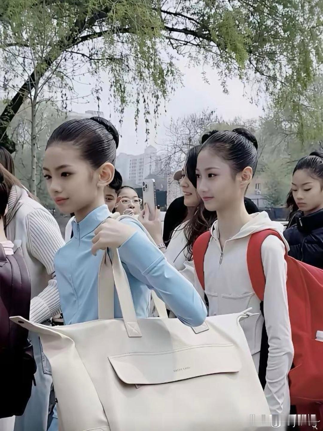现在艺考招生好卷啊北电招生现场两个小女孩颜值绝了