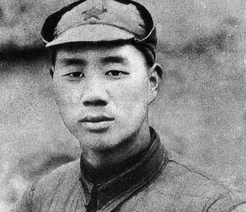 1939年，八路军营长缴获一件日军大衣，觉得材质不错，便送给杨成武。谁料，杨