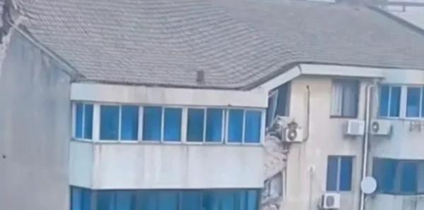 深夜紧急撤离：江苏丹阳小区楼突然沉降深夜惊魂！江苏丹阳某小区楼体突然开裂，居民