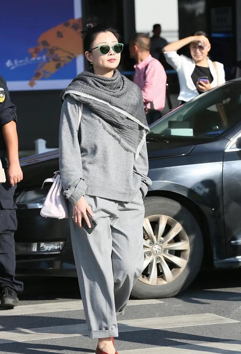 殷桃的中年松弛感穿搭，直接抄作业📝一身灰色系穿搭，随性又高级，把“不费力