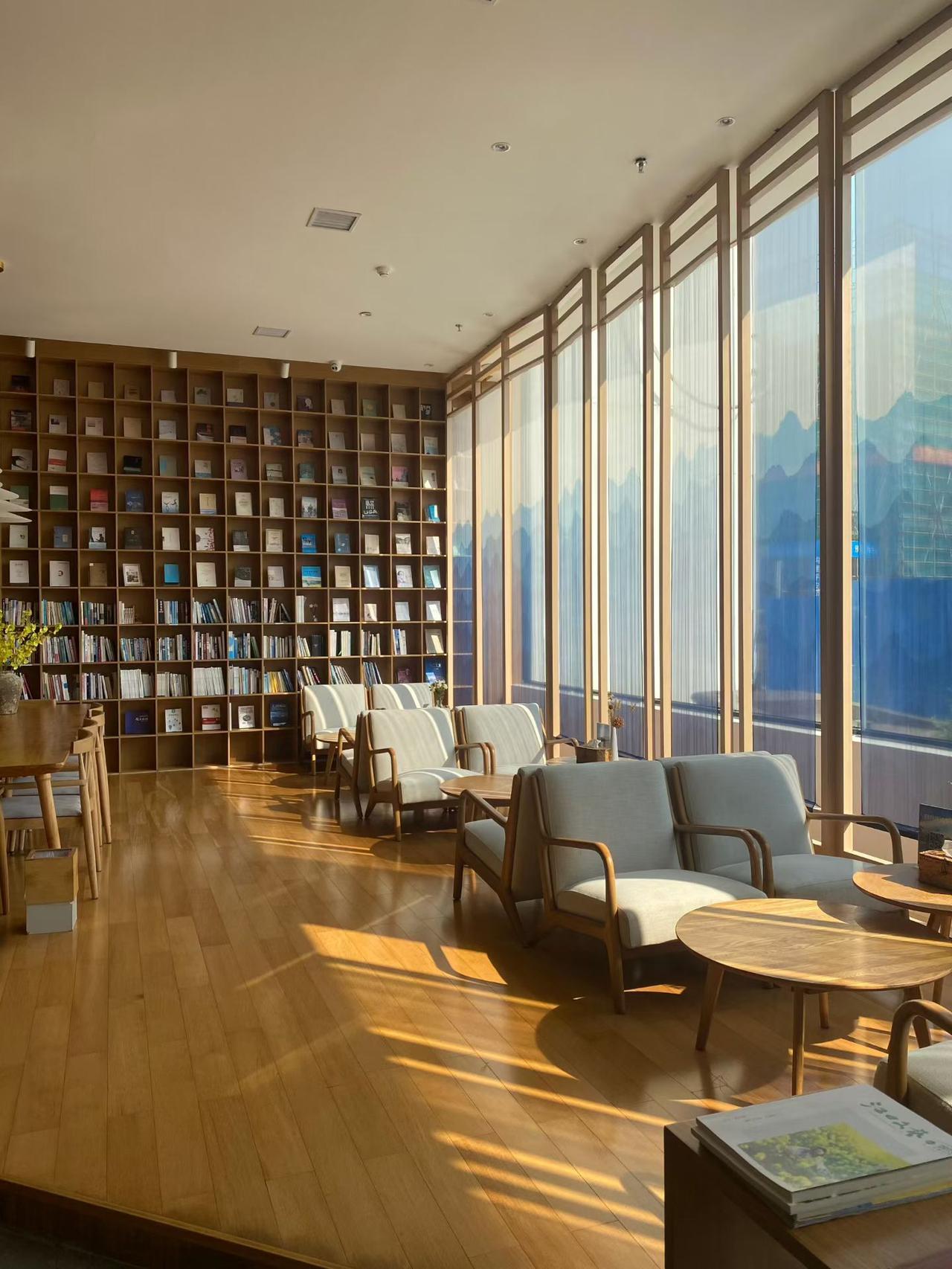 今天很多人的账户，是不是又现一个月涨得钱的，今天最后一天全跌没了，出现这种情况的