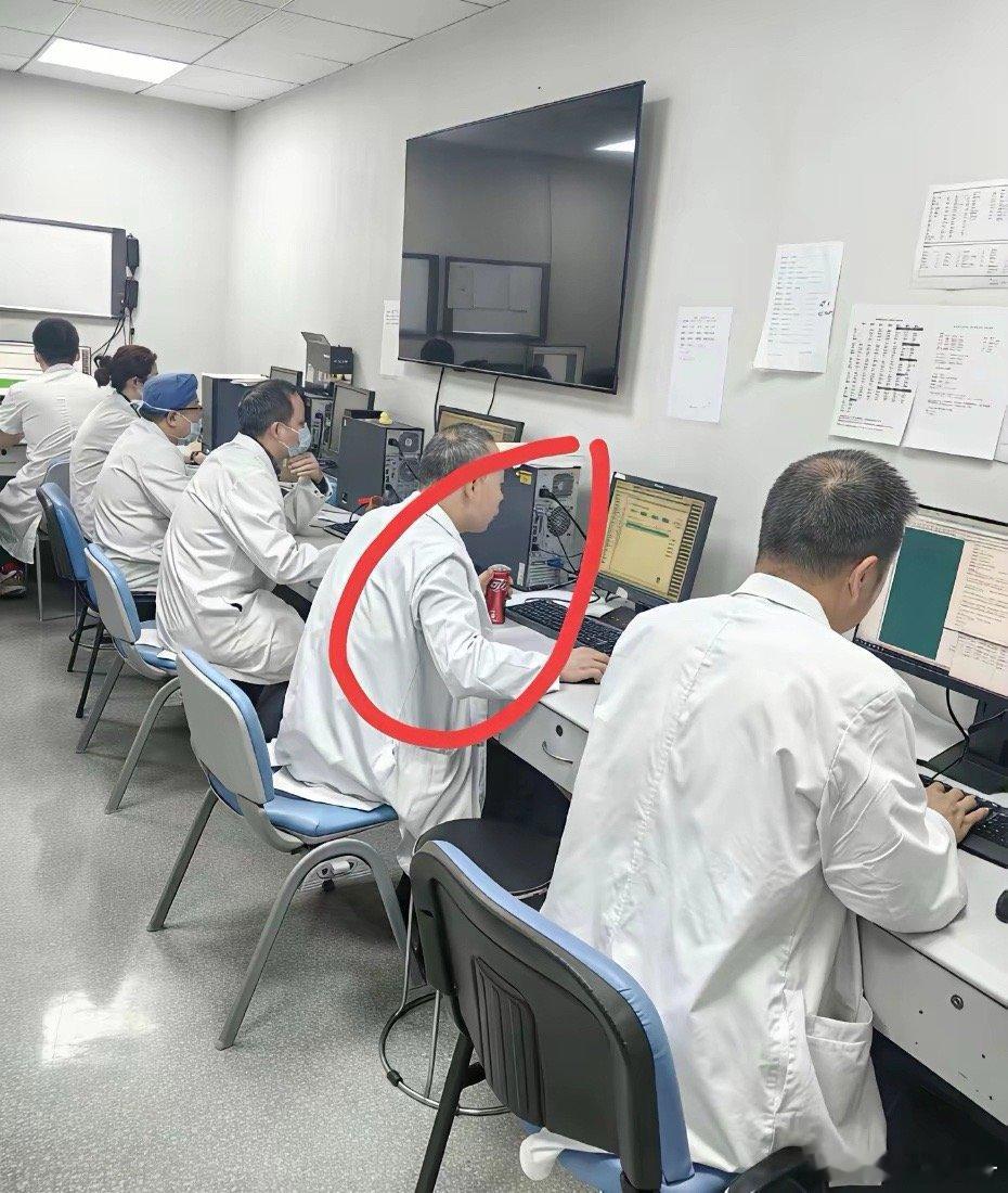 还喝着可乐，真牛嘞​​​