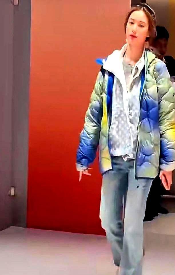 扒开黄子韬的200亿家产，我看到了他对徐艺洋最“窒息”的控制。一边，是直播间里