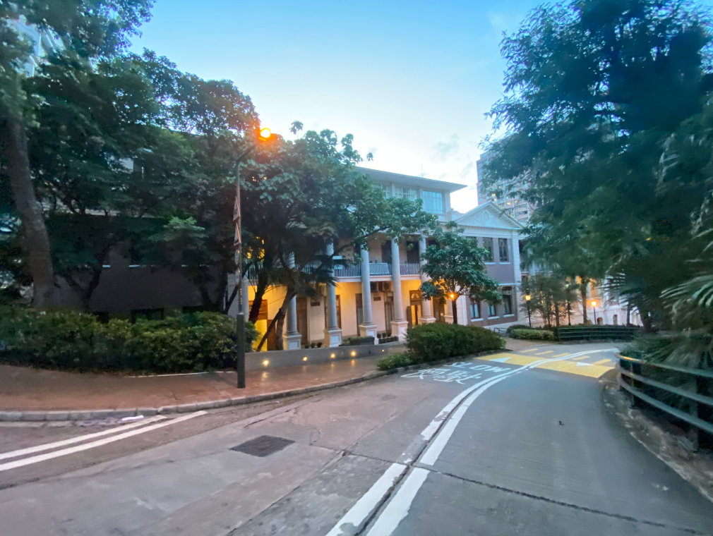 所谓的公派留学生，是以前信息不发达，个人没渠道获得国外大学的奖学金信息，国内单位