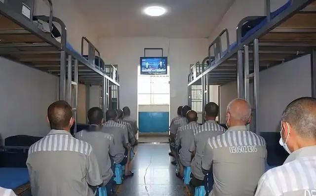 终身监禁的终点，并非死亡，而是衰老。当服刑人员年迈到步履蹒跚、难以进食、卧床不起时，监狱该如何处置？