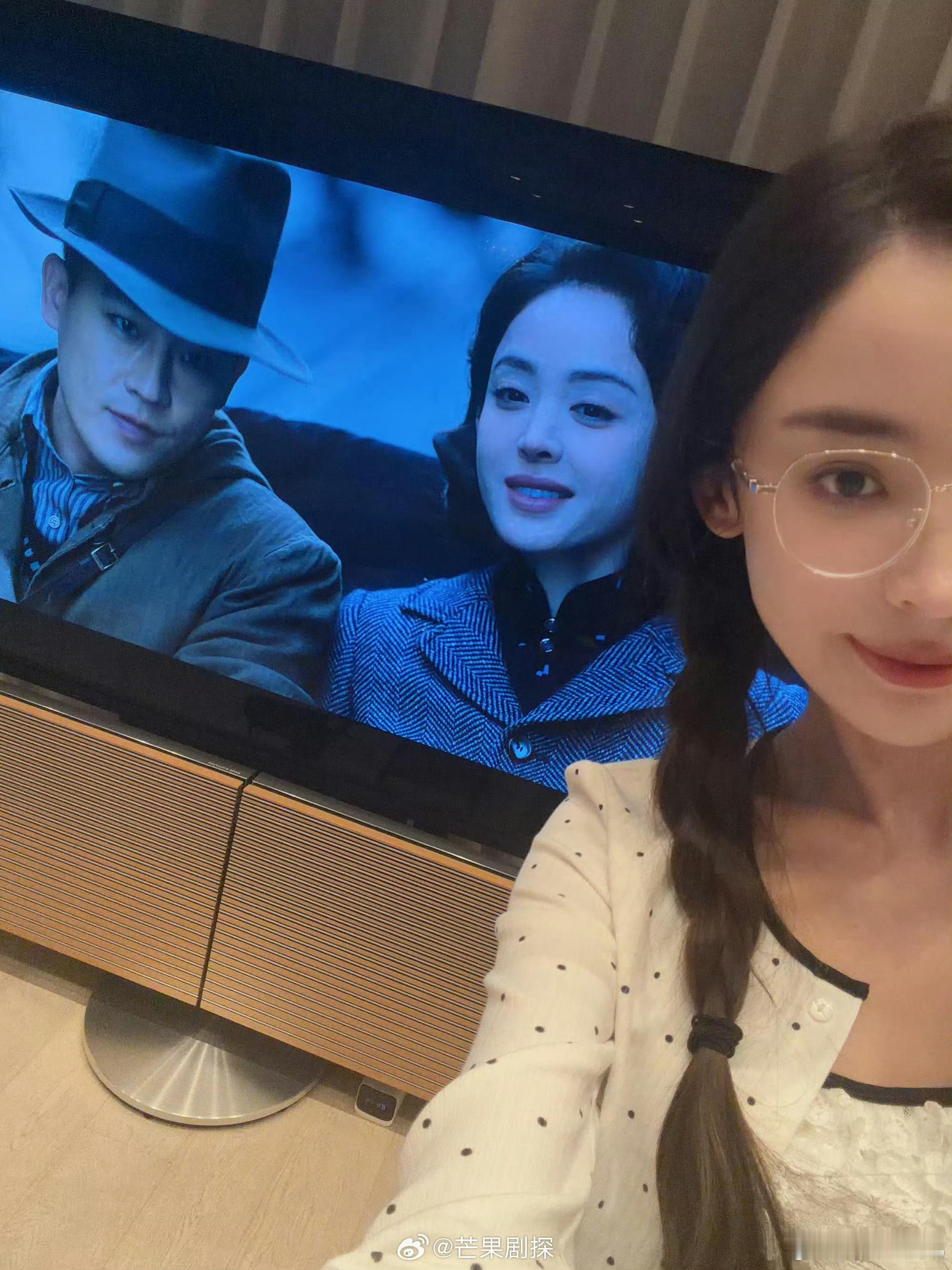 娜扎边吃大盘鸡边追醒来娜扎晒居家追剧照名场面复刻！娜扎完美演绎大众追剧现状，边吃
