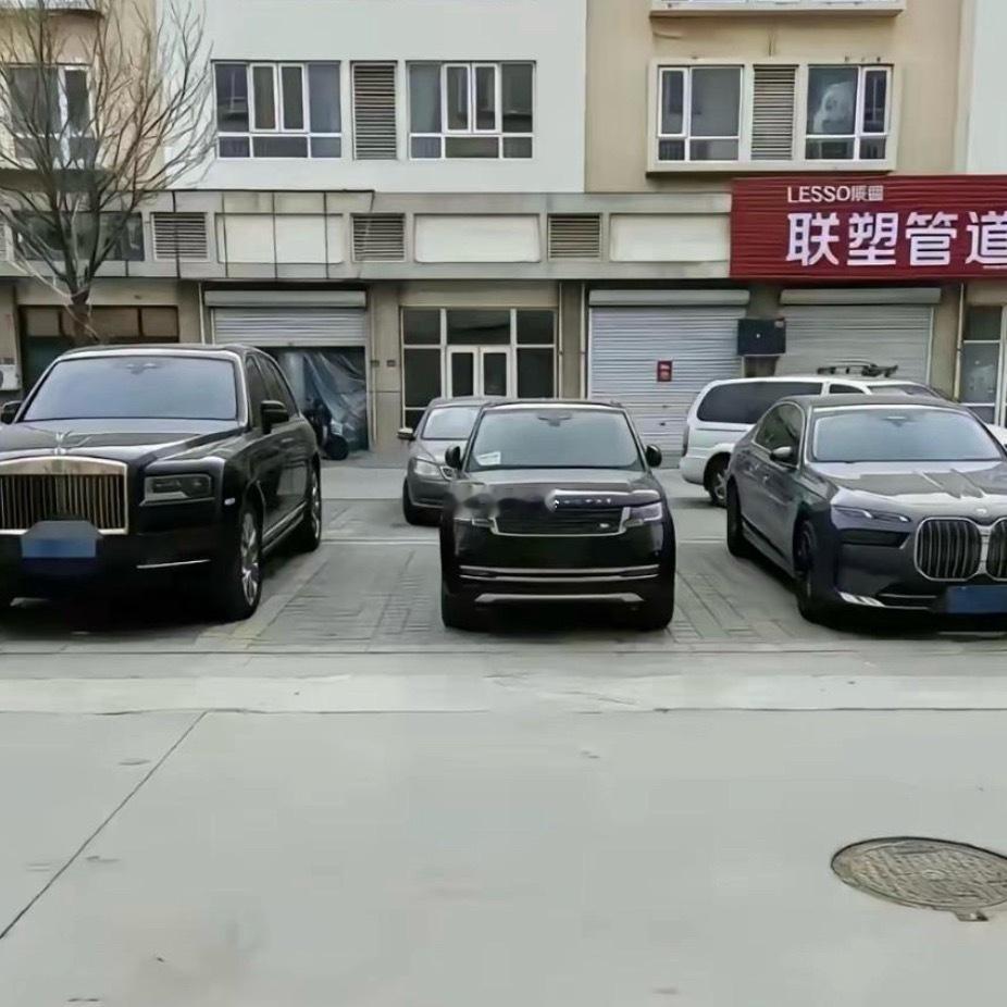 虽说你车价挺贵但是夹在中间不还是老头乐吗