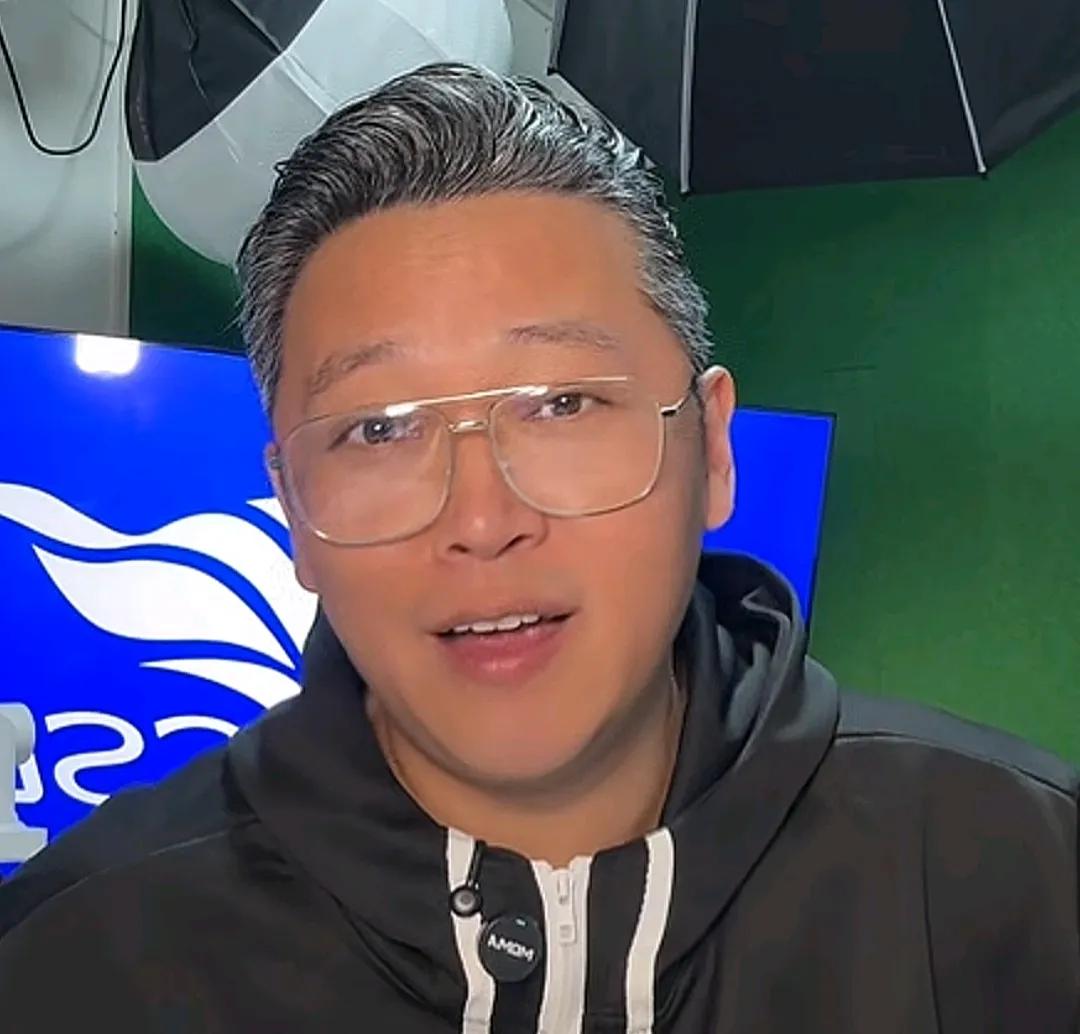 解说员周亮爆了一个料。他在直播间表示，此前升班马辽宁铁人在中超遭遇两连败后，他