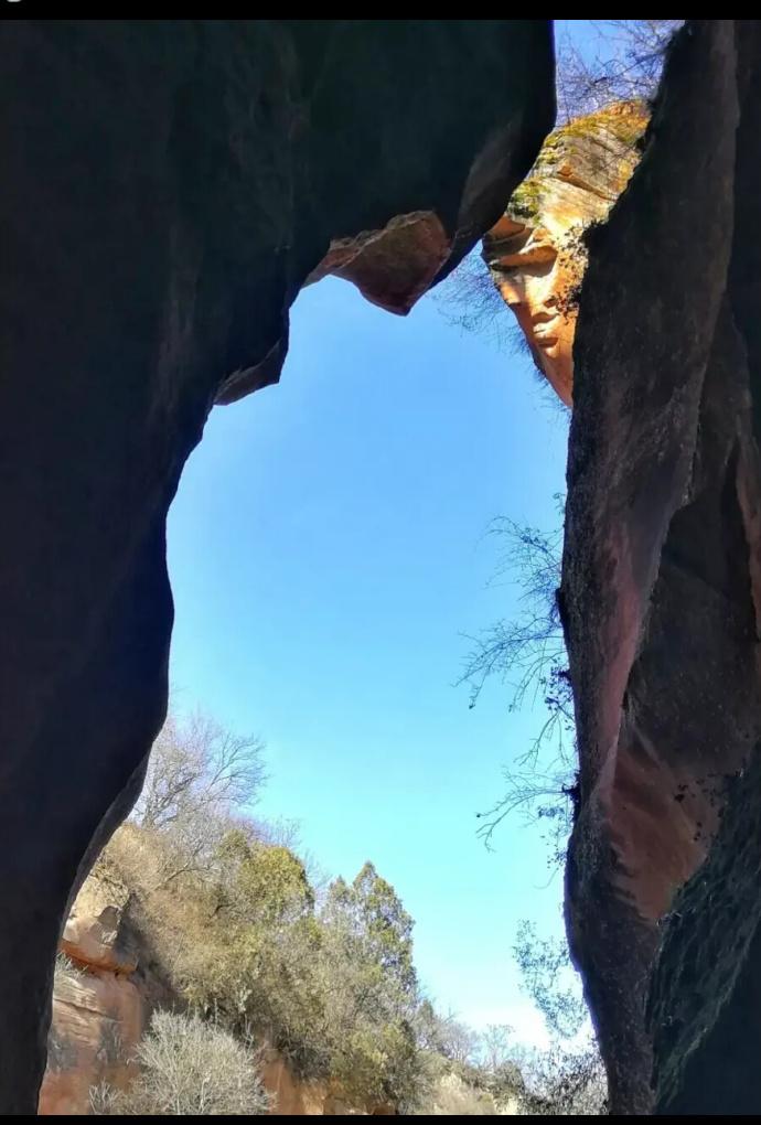 分享一下你随手拍下的照片“金猴窥洞”——拍摄于陕北甘泉县雨岔大峡谷！