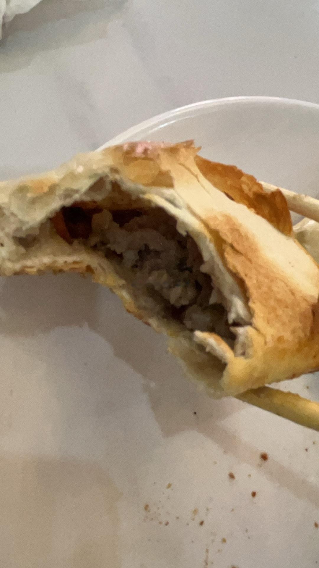 烤包子，小的肉多文，面皮不脆，大的肉少，面皮很脆，四个一共十块钱[吐舌头眯眼睛笑]挺不错的，