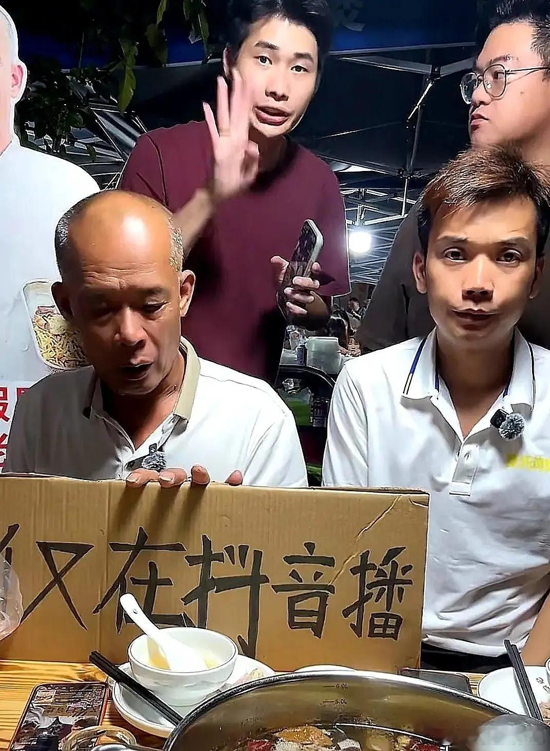 莫氏鸡煲风向变了一开播全部滚屏：等着倒闭吧上一次出现这种情况还是分店开业的时候老