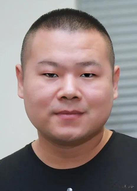 王耀庆问起岳云鹏：你的本名叫岳龙刚，岳云鹏是不是师父给你取的？岳云鹏果然入“坑”