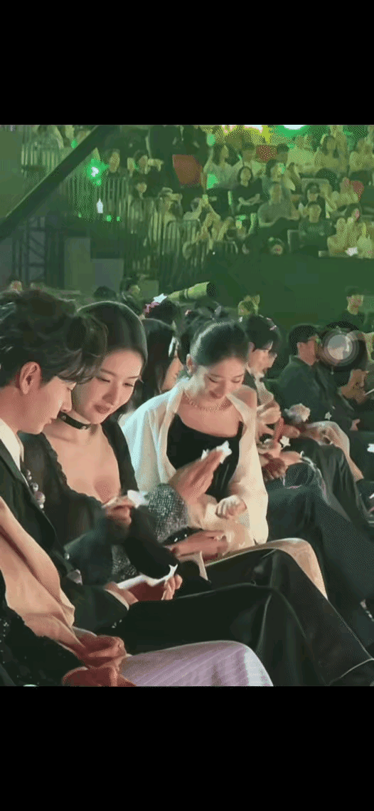 王玉雯着实有料怪不得她和周也趴在陈星旭跟前聊天时，陈星旭都不敢看她。照理说