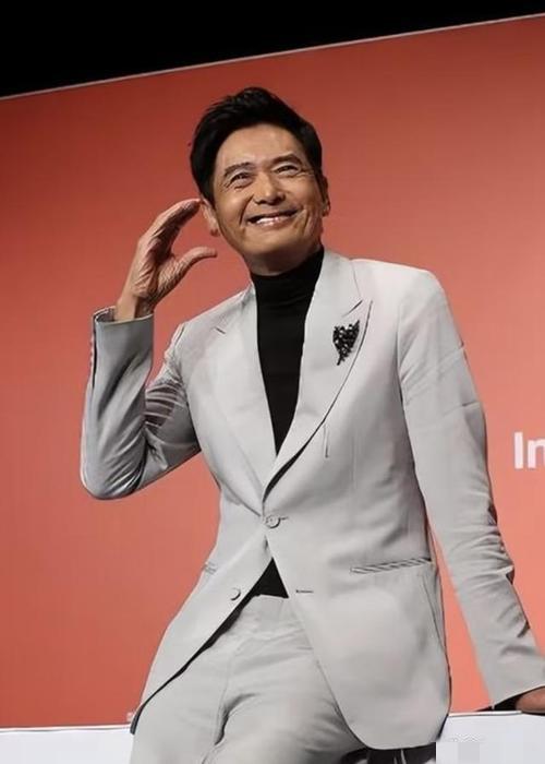 周润发的帅，是一种跨越时代且兼具外在与内在的独特魅力。从外在形象来看，周润