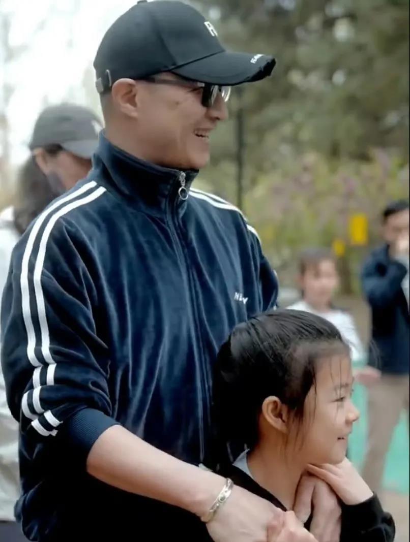 汪峰三个女儿，小女儿醒醒总在身边，怪不得偏爱呢？原来早有原因。大女儿小苹