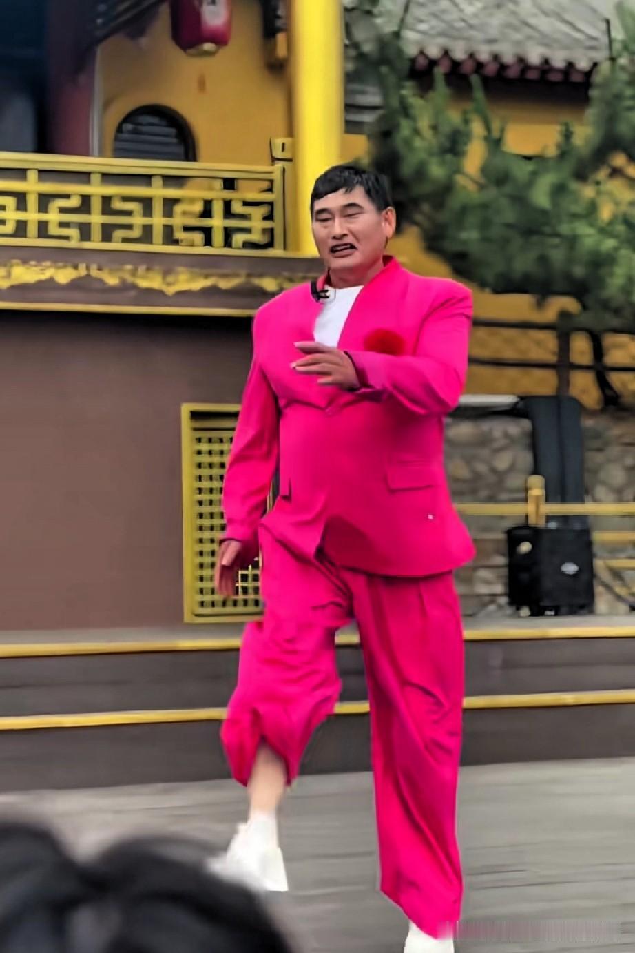 朱之文参加商业活动时，主办方要求他身着粉红西装，跟着音乐跳舞，这不是故意为难老朱