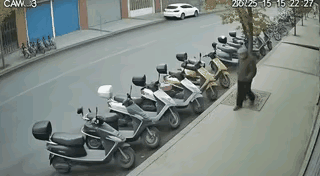 这位白色电动车车主要倒霉了，你的电动车挂翻了踢它的大爷，准备银子吧。不知道哪根