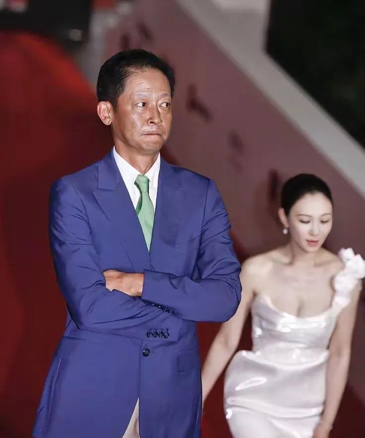 王志文如何做到目不斜视？身边可是“白富美”李小冉，两个人早年也合作拍过戏，