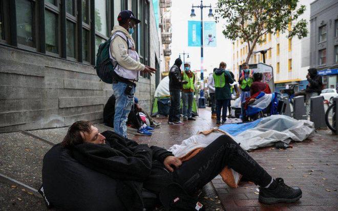 据报道：美国西雅图的程序员杰克，年薪45万美元，每月承担1.2万美元的房贷、30