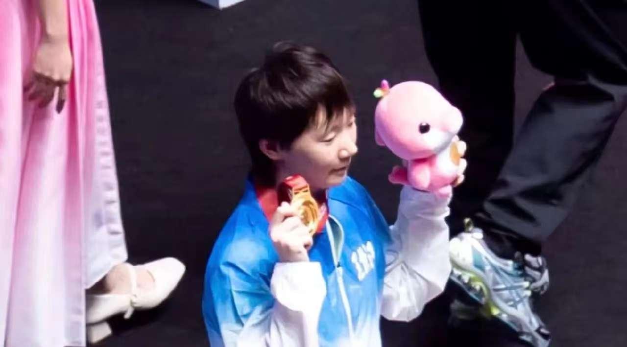 最害怕的一幕还是出现了！在女单的颁奖典礼上，王曼昱在接受奖牌的时候，现场所能听