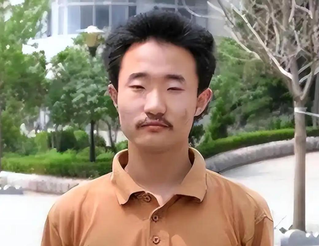 2004年，王端鹏考了749分，离高考总分只差1分，成为了山东高考状元，在当时轰