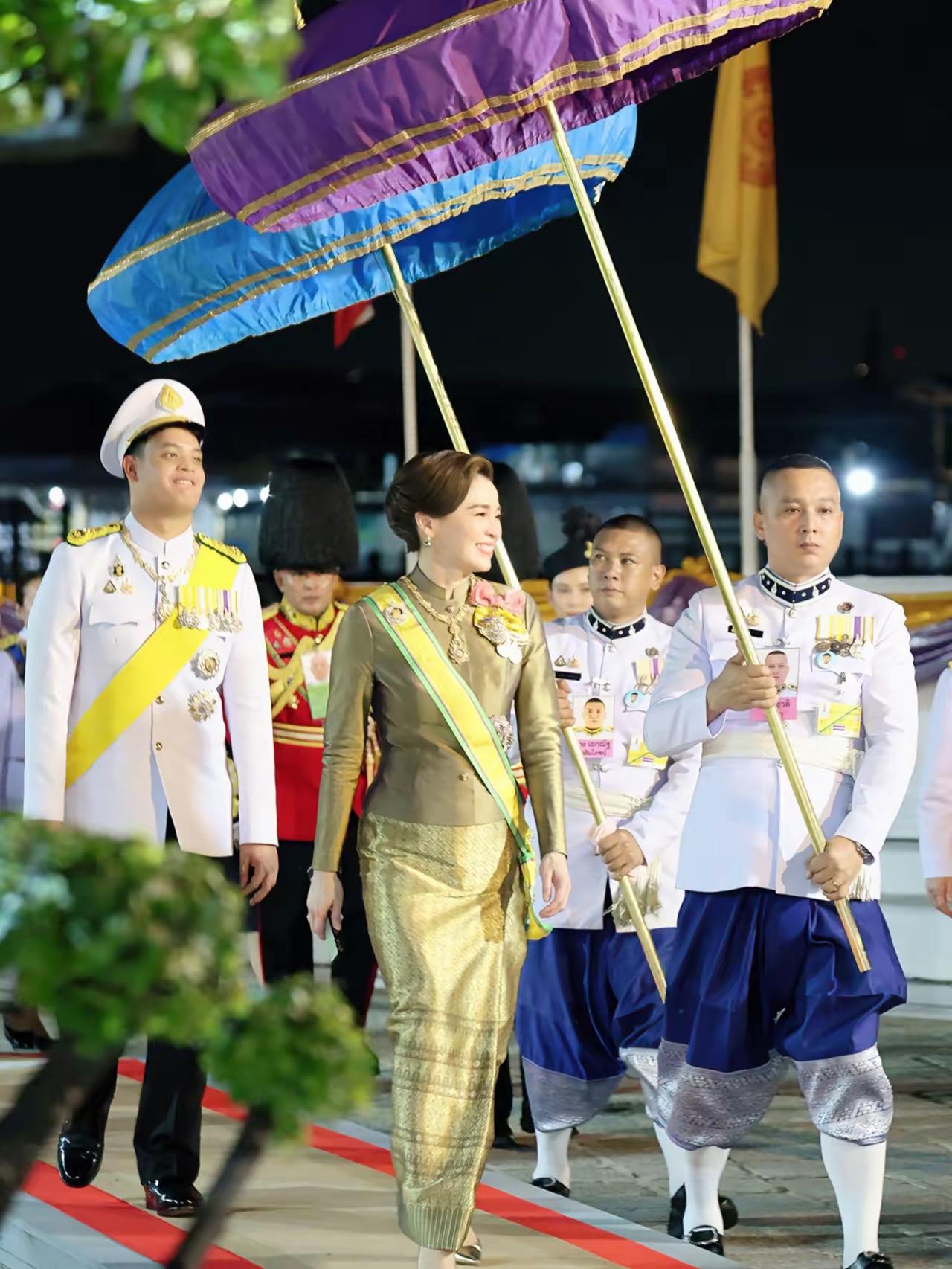 泰王为啥非提帮功不可？主要有以下几个原因：第一，苏王后与军方的关系虽然是苏王后