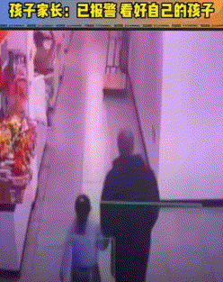 辽宁大连，一陌生男子来到一市场内，以问厕所为由，竟直接牵走一市场摊贩家的小女孩，