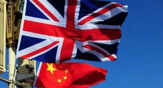 英国为什么要跟中国改善关系？其实，当老美提出想要格陵兰岛的想法时，英国就知道该给