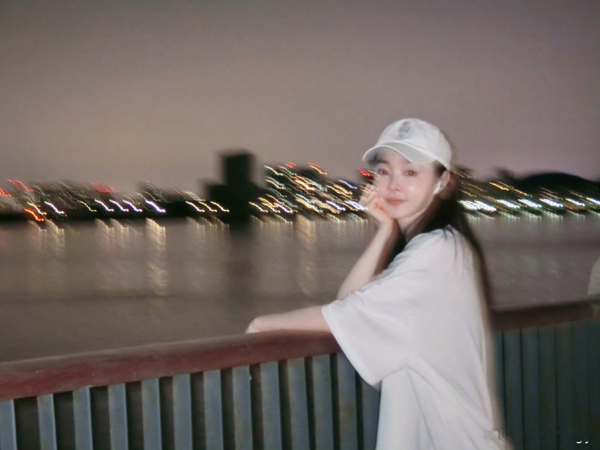 宋轶分享海边的夜这波海边夜景，宋轶的氛围感直接拉满，太美了​​​