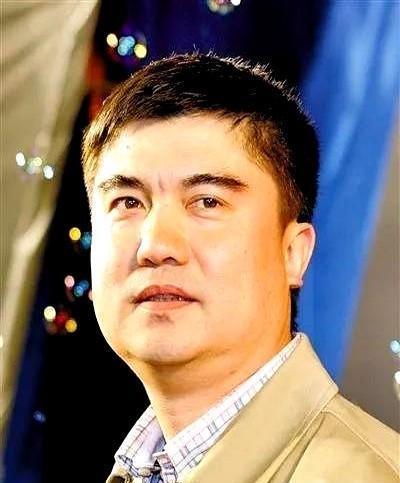 会展集团董事长—邓鸿1963年出生于四川成都，曾服役于38军，退役后下海经商。