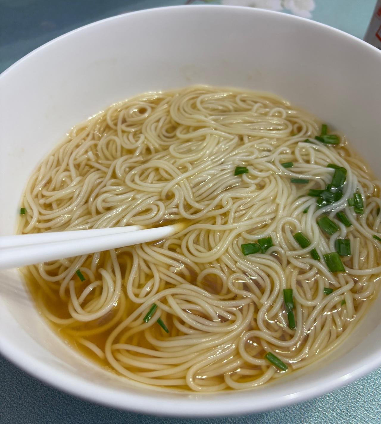 我小时候一直想，等我有钱了，一定要吃一碗阳春面，尝尝是什么味道。上学的时候，