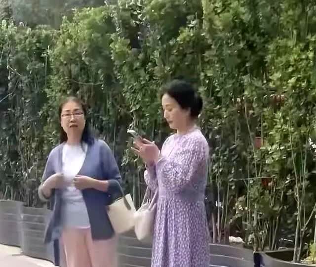 天呐、刘亦菲妈妈被偶遇，都65岁了，还是美得不像话！太让人羡慕