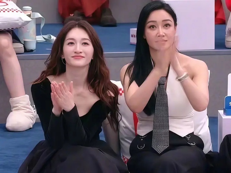 李小冉安崎票数绝对的美貌就是可以当饭吃啊，李小冉光是坐在那里我都想投票给她了