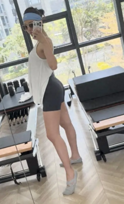 32岁杨采钰晒孕肚照，逆天腰臀比与小鲜肉男友超吸睛