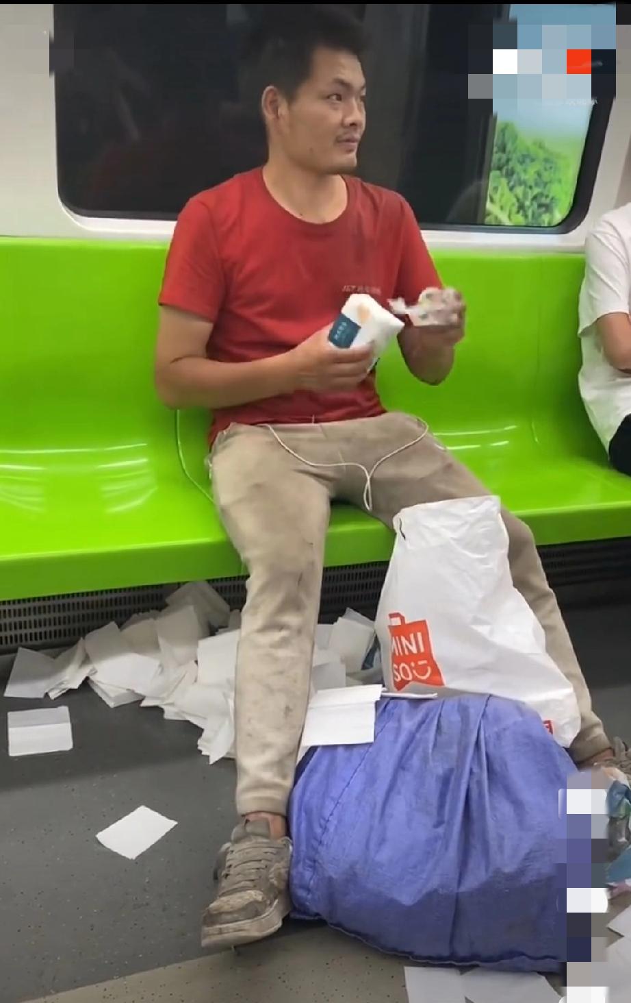 地铁上的一幕。小伙疑似受到刺激，表示下辈子再也不做男人了:“男人不努力，就得流浪