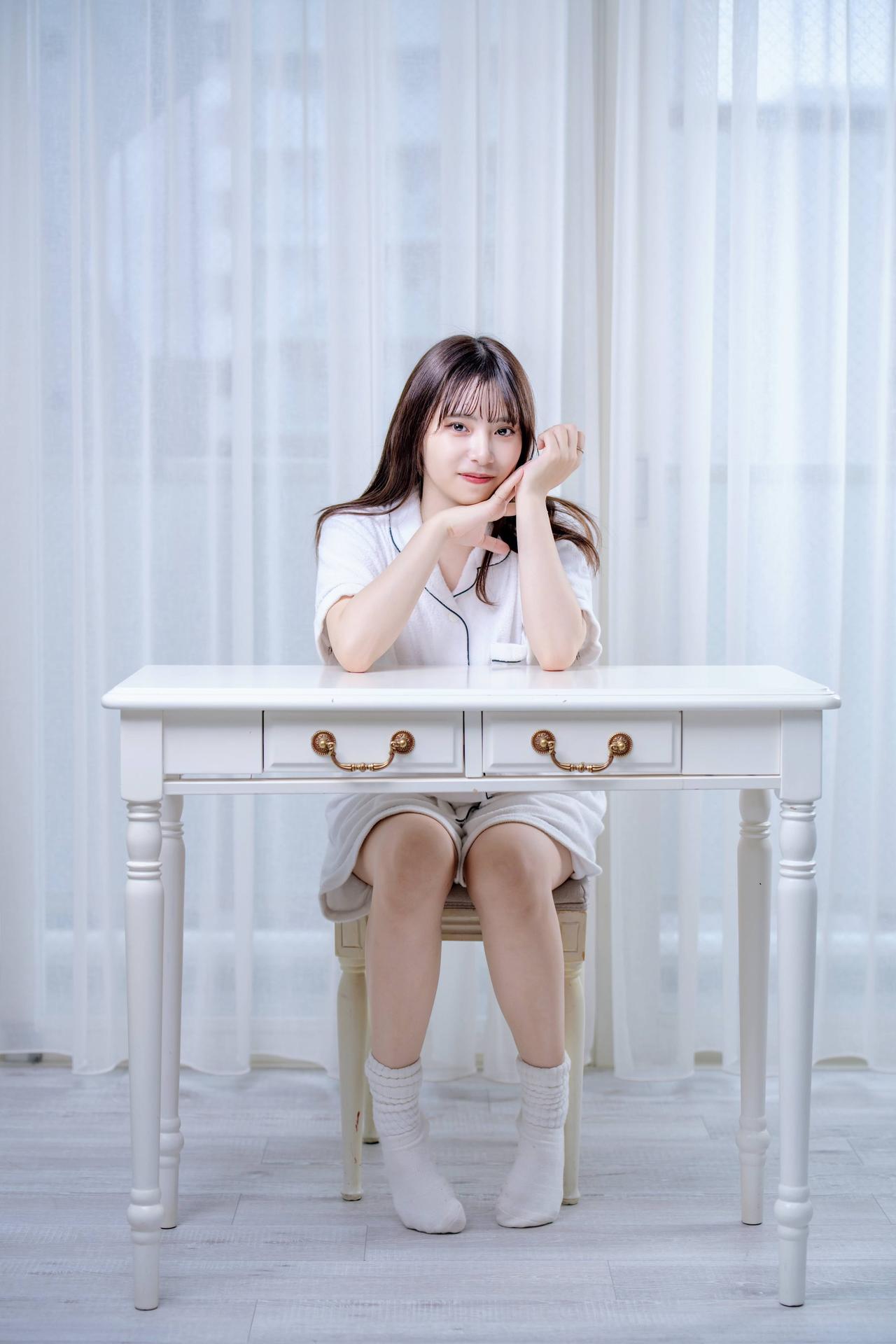 清新少女风，白色桌椅，自然光下，甜美微笑