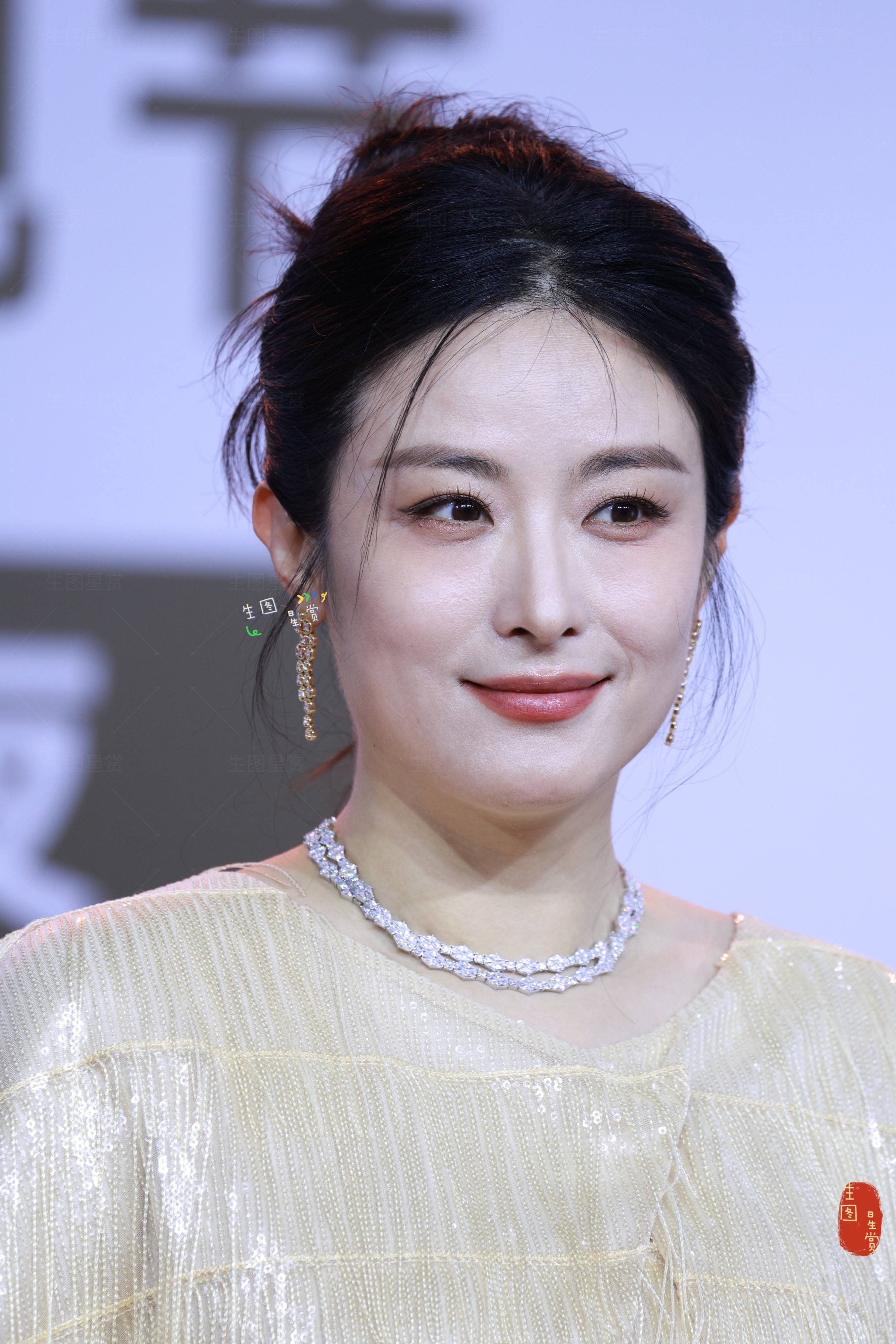 42岁的徐百慧，正是一朵盛放的牡丹260616澳门新时代电视节红毯生图