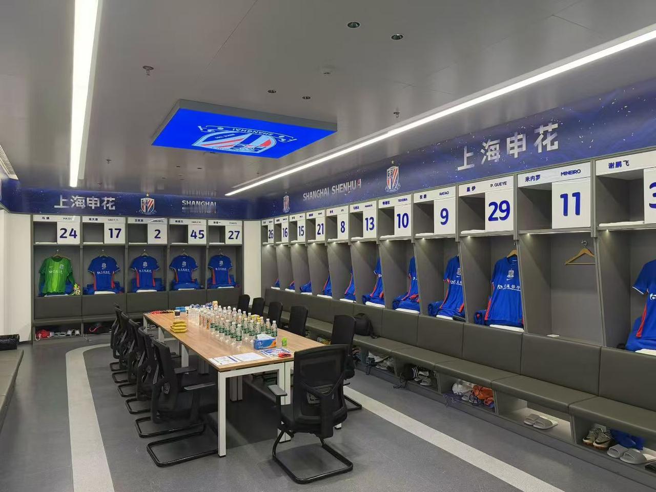 让我们一起来看看大战前的申花更衣室，下面这个图片是有人先前拍到的申花大战前的更衣