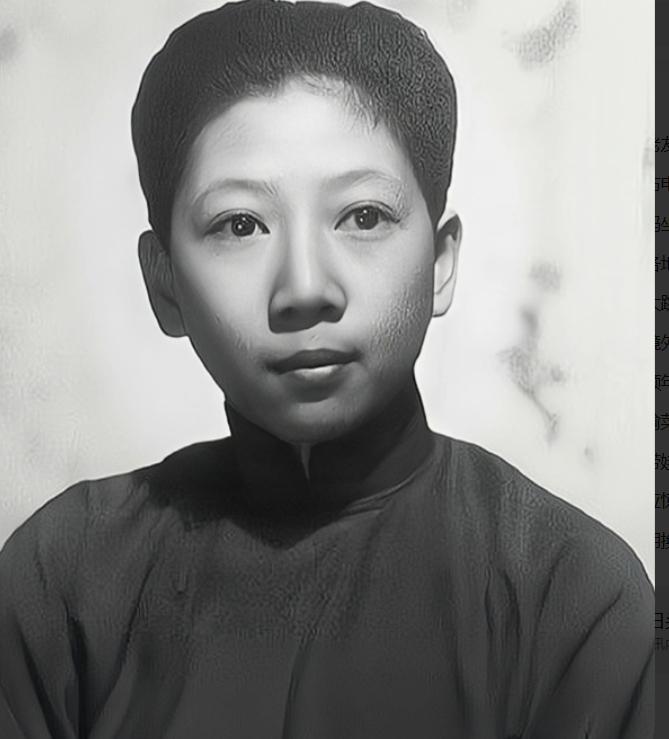 1994年，孔令伟去世，其姐孔令仪为她脱去男装，换上旗袍，画上淡妆，随后低头啜泣