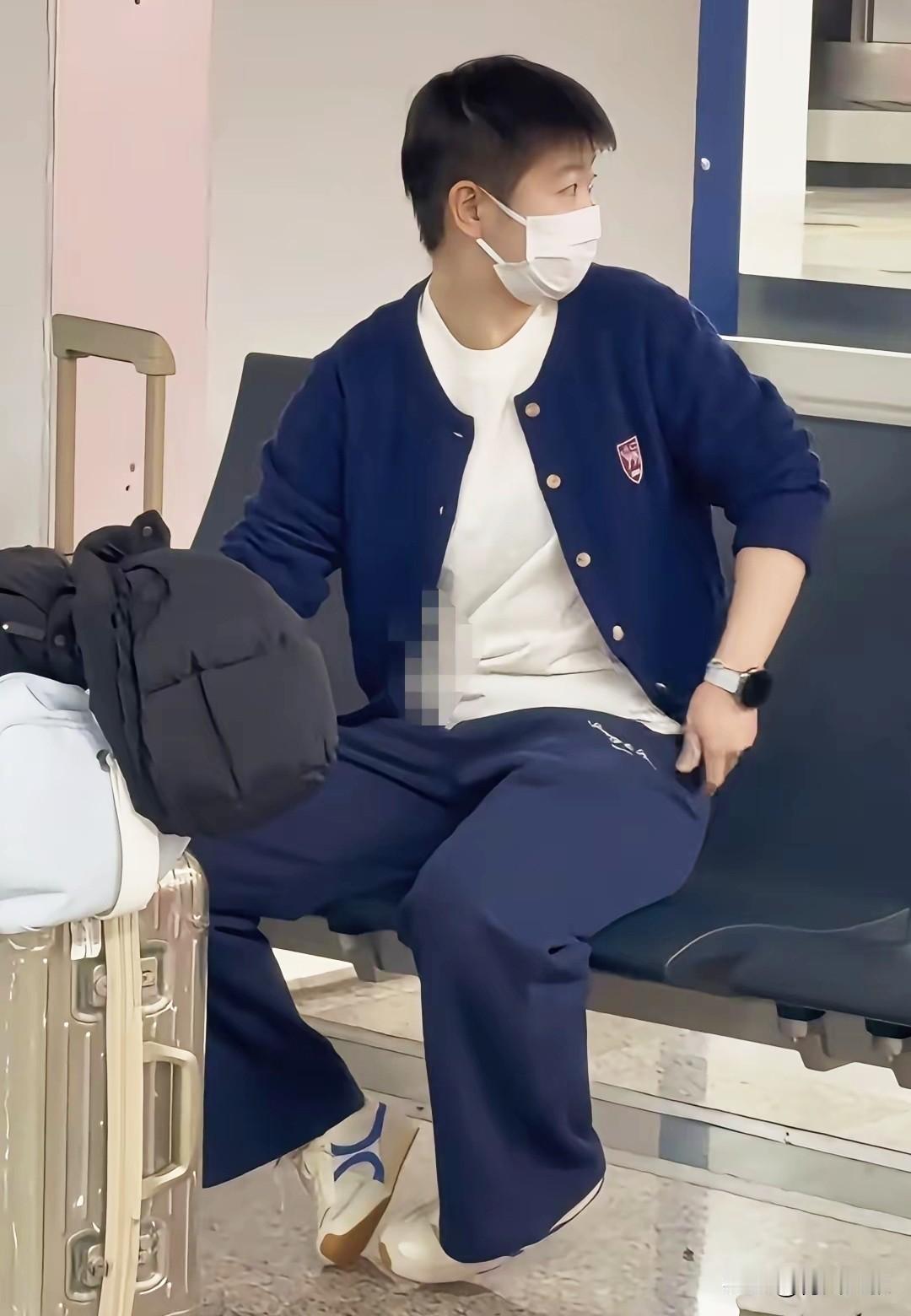 孙颖莎怎么总是踮着脚尖？有人说脚伤还没好利索，不敢脚跟着地！此话一出，