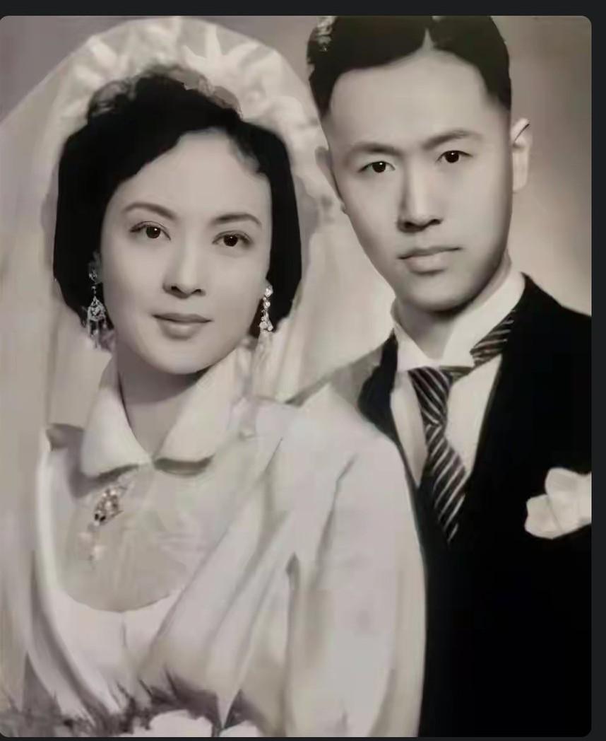 早些年前，这是老艺术家王丹凤和丈夫的一张珍贵合影。民国夫妻蜜月照