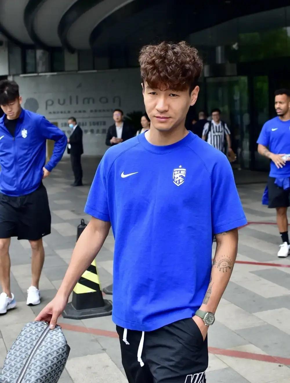 韦世豪在葡萄牙里斯本买了套房。一百二十万欧元，合人民币近千万。老婆孩子都搬过去了