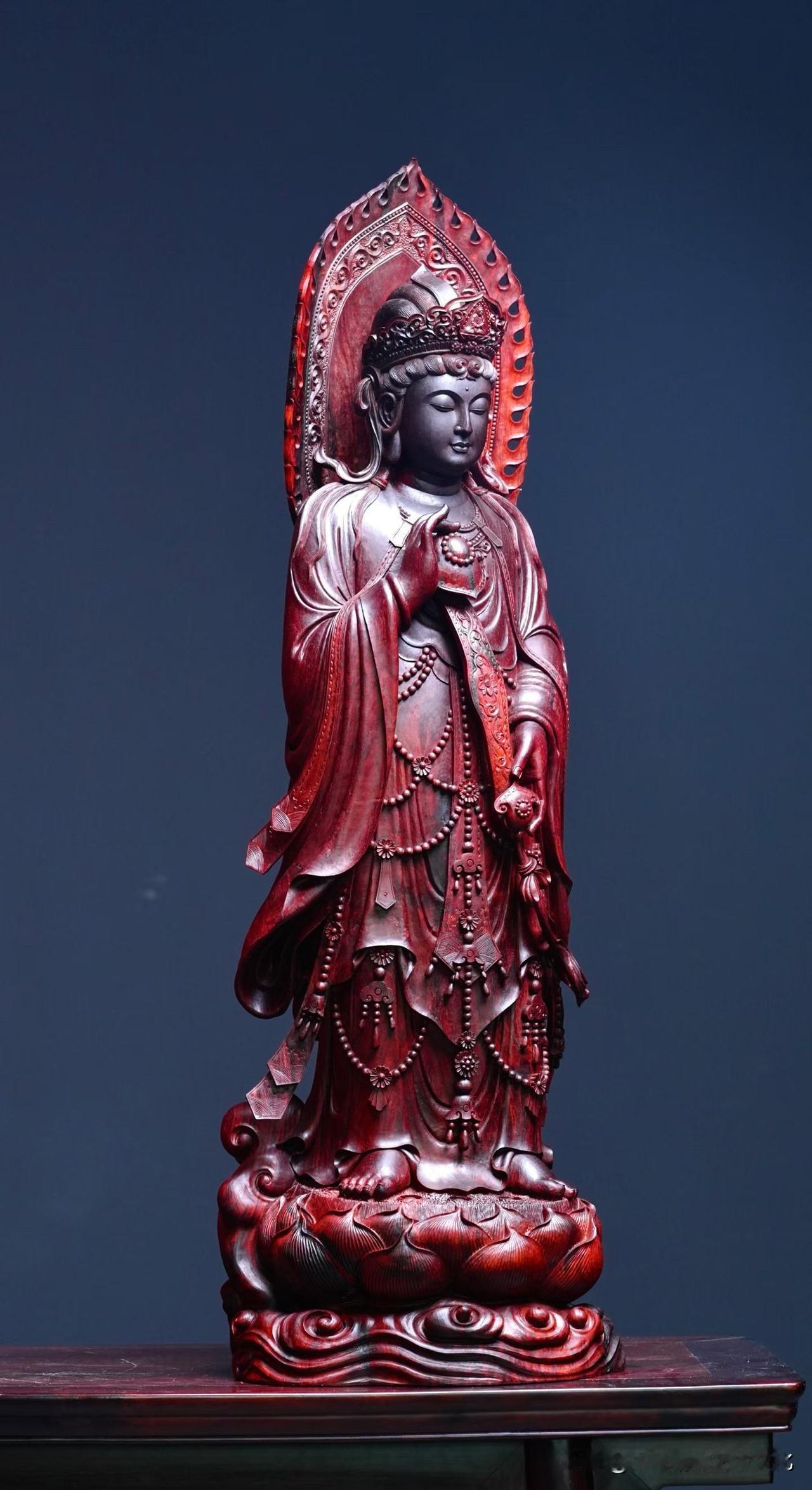 有些紫檀，一上眼就知道“压得住”。这尊《如意观音》最难得的，不只是大料，而是